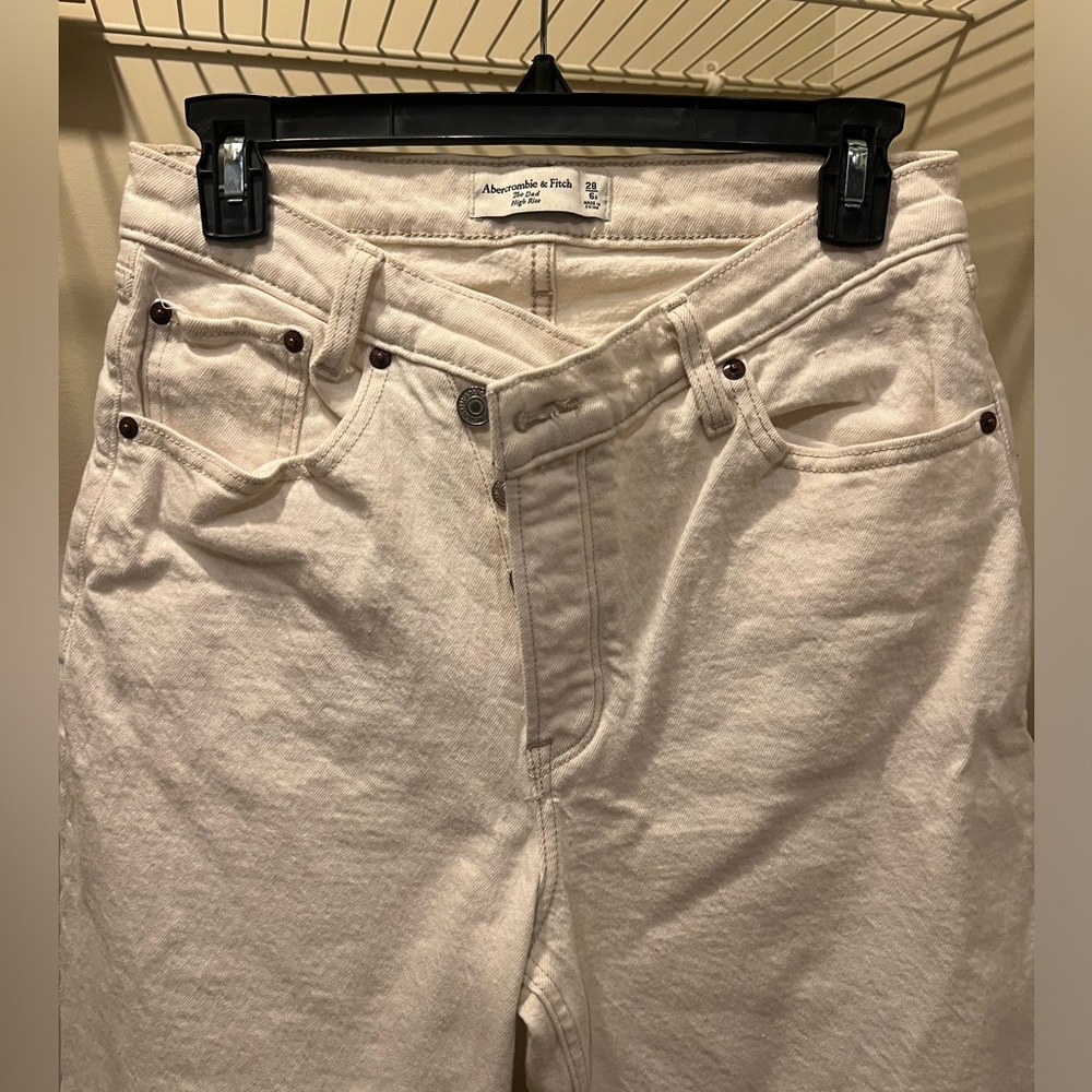 Abercrombie, white/cream the Dad high-rise jeans in size 6